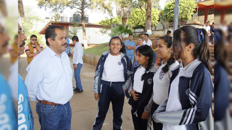 Entrega Lupillo Aguilera calzado escolar en escuelas de Tacámbaro  - Foto 3 