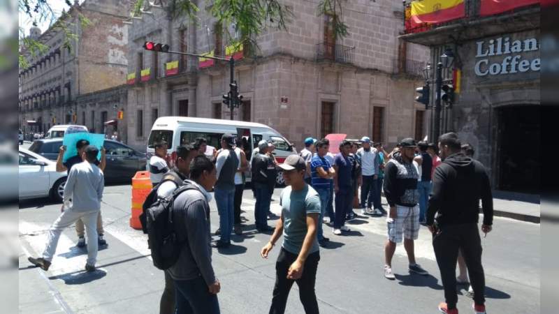Estudiantes bloquean la avenida Madero en Morelia 