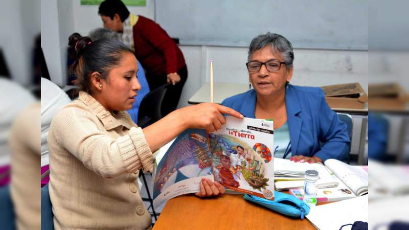 24 mil 596 madres de familia estudian con el sistema INEA - Foto 1 