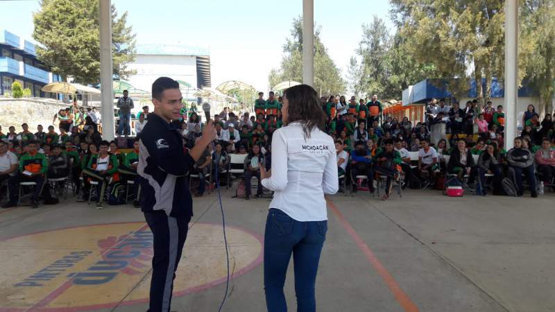 Reciben charla sobre ciberdelitos y prevención de embarazos, 350 adolescentes de Purépero, Michoacán - Foto 1 