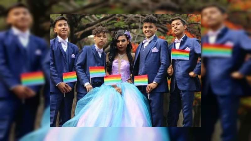 Joven gay celebra como quinceañera sus XV años lo hace con todo y chambelanes 