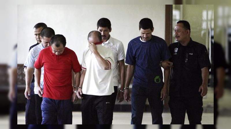 Repatrian desde Malasia a mexicanos condenados a muerte por narcotráfico 