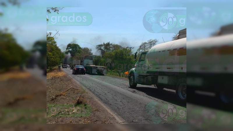 Con bloqueos carreteros y quema de vehículos protestan contra soldados en Apatzingán - Foto 0 