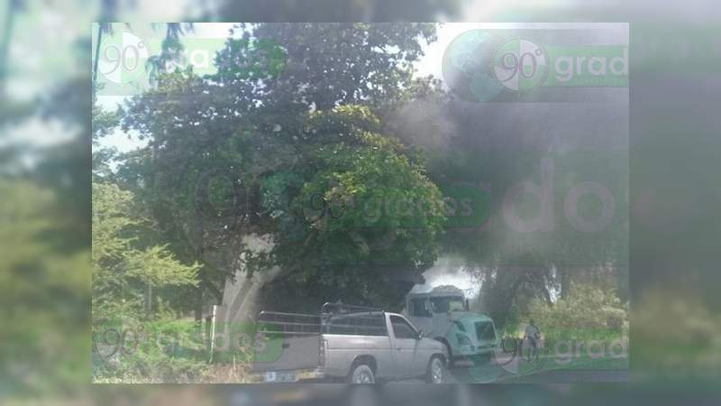 Con bloqueos carreteros y quema de vehículos protestan contra soldados en Apatzingán - Foto 1 