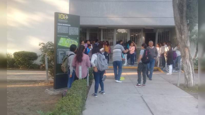 CUL se manifiesta en la Rectoría de la UMSNH 