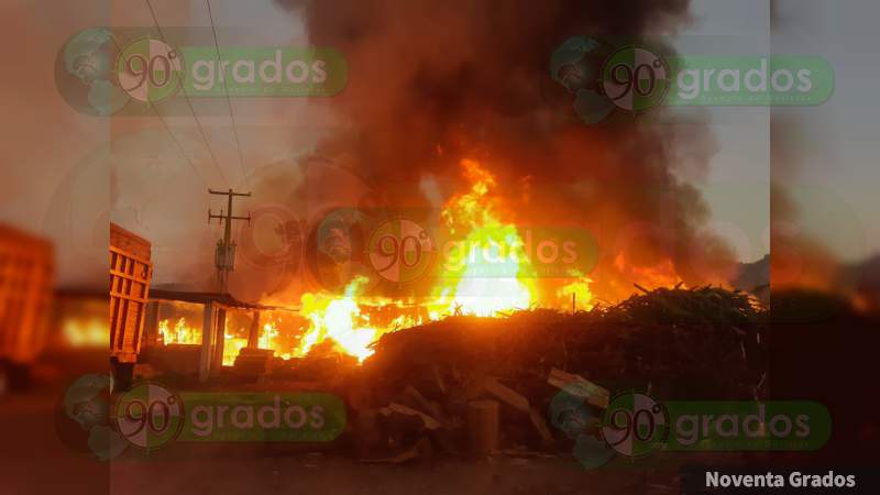 Habitantes desesperados por incendio de aserradero, dejados a su suerte por Carlos Mandujano de la Coordinación de Protección Civil - Foto 0 