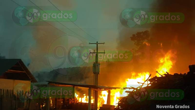Habitantes desesperados por incendio de aserradero, dejados a su suerte por Carlos Mandujano de la Coordinación de Protección Civil - Foto 1 