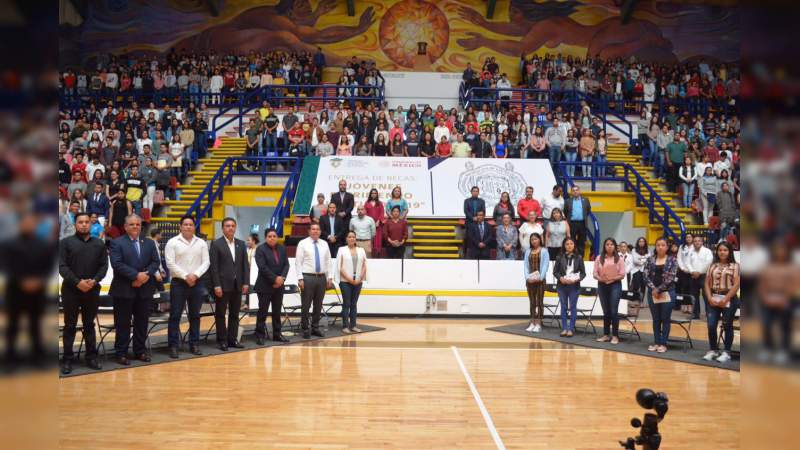 Entregan en Morelia becas "Jóvenes Escribiendo el Futuro" a estudiantes nicolaitas - Foto 2 