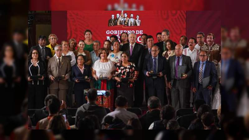 López Obrador reconoce a los maestros en su día - Foto 0 