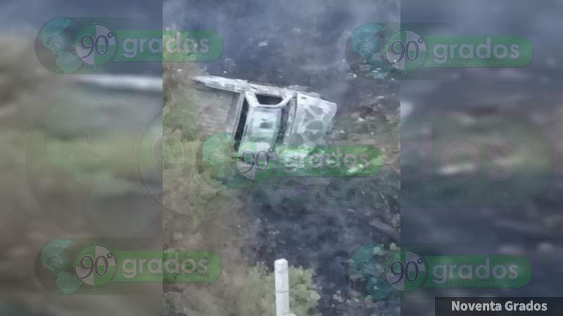 Camioneta vuelca y se incendia tras dispararle, el chofer quedó herido en Uruapan, Michoacán  