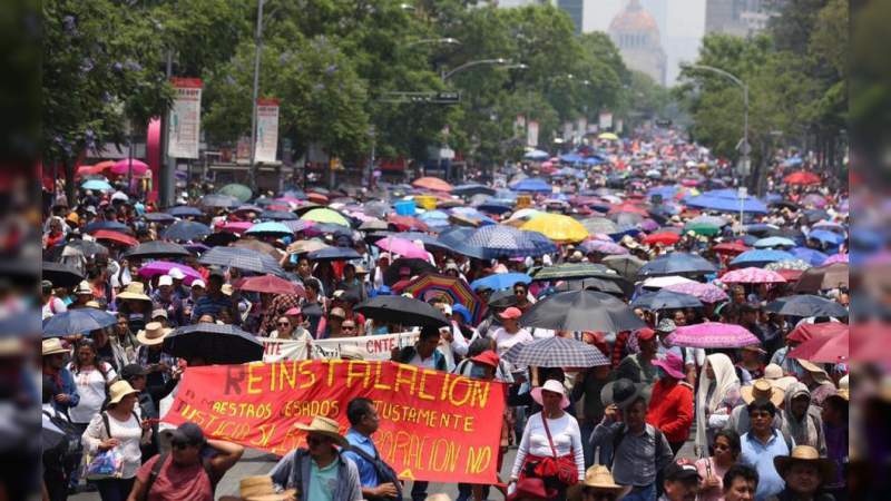 Con todo y cubre bocas, CNTE marcha en la Ciudad de México 