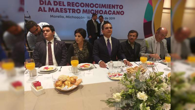 Mandatario confía en la palabra del presidente de ayudar a resolver la deuda histórica con los maestros en Michoacán 