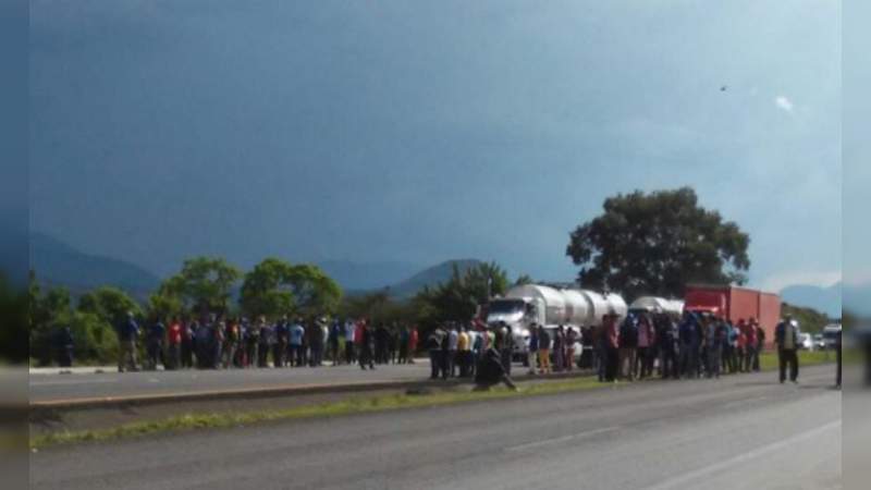 Normalistas retienen vehículos en Tiripetío 