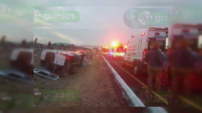 Vuelca una camioneta en la autopista México – Guadalajara - Foto 0 