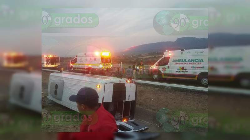 Vuelca una camioneta en la autopista México – Guadalajara - Foto 1 