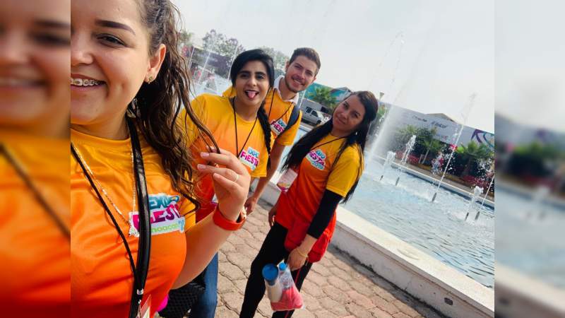 Trabajo dinámico y divertido de los jóvenes que brindan servicio social en la Expo Fiesta Michoacán 2019 - Foto 0 