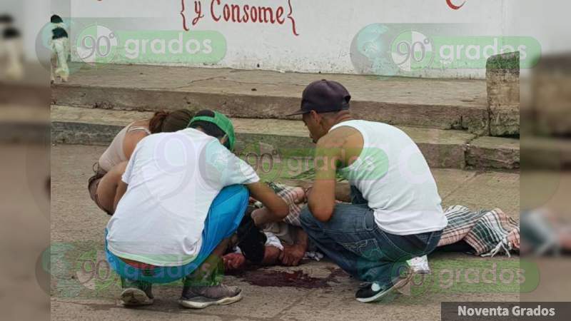 Balean y hieren gravemente a joven valet parking en Plaza Diana, en Cuernavaca, Morelos  