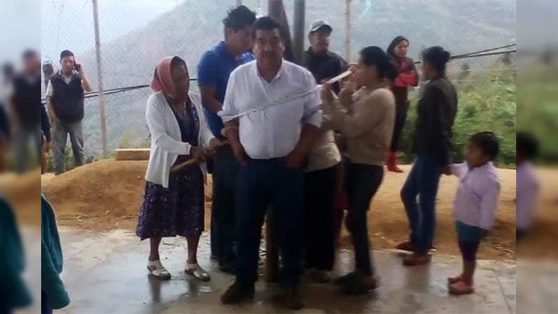 Habitantes de Siltepec, Chiapas, amarran a un poste al alcalde de la región 