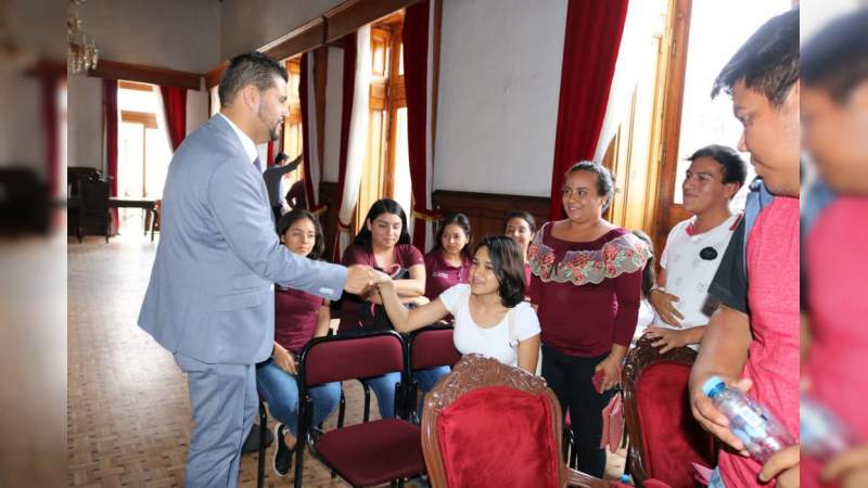 Recibe Octavio Ocampo a estudiantes del ITSH en el Congreso - Foto 0 