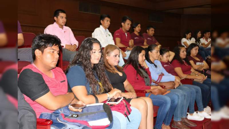 Recibe Octavio Ocampo a estudiantes del ITSH en el Congreso - Foto 2 