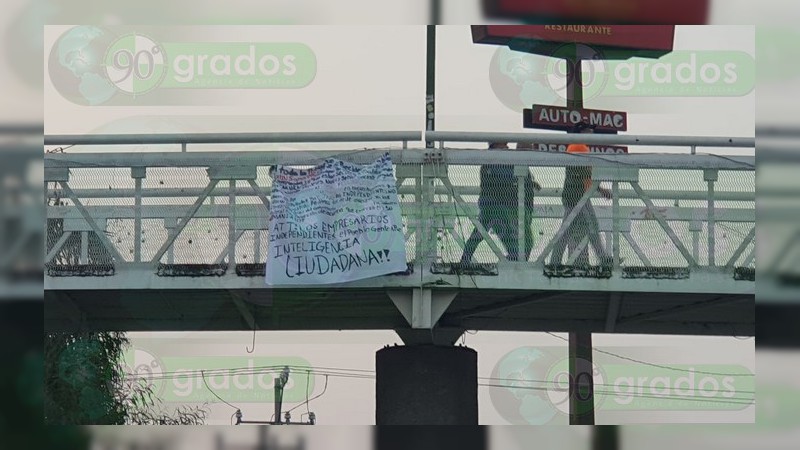 Aparecen en Zamora mantas acusando vínculos del Ayuntamiento con el CJNG - Foto 1 