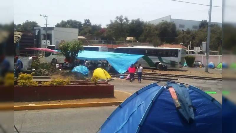Normalistas bloquean las vías férreas en Uruapan 