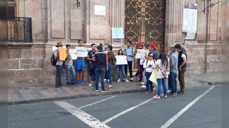 Estudiantes de la UTM se manifiestan en el Centro Histórico de Morelia 