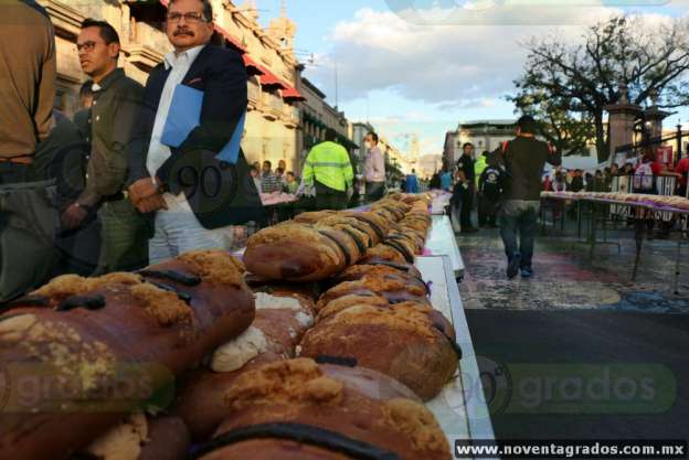 Miles de morelianos disfrutan de la Monumental Rosca de Reyes - Foto 3 