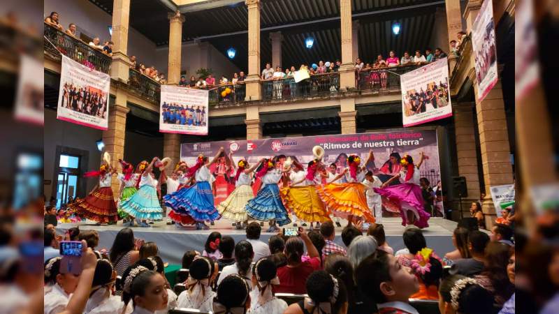 Estudiantes de Centro Educativo antorchista se coronan como ganadores en concurso de bailes folclóricos 