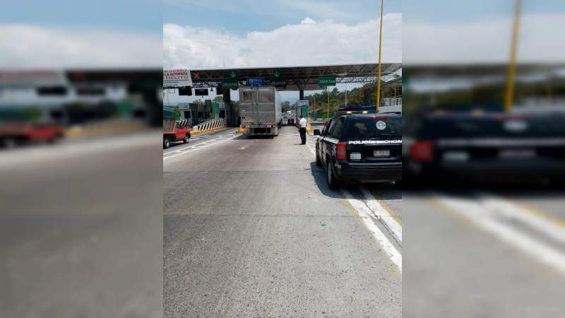 Comuneros toman caseta de peaje en Taretan, Michoacán 