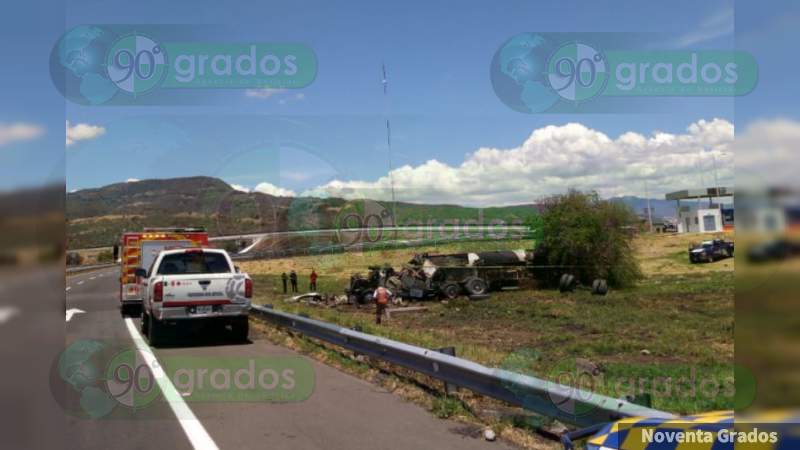 Dos heridos tras volcadura de pipa en Copándaro, Michoacán 