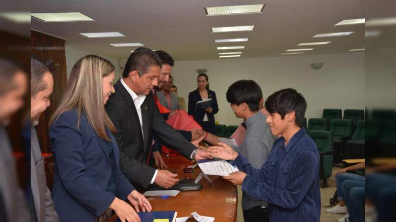 Reconocen a estudiantes del Bachillerato nicolaita que participaron en concurso Regional ANUIES - Foto 0 
