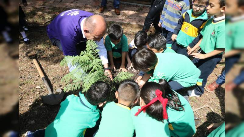 Escuelas de Michoacán plantan y adoptan árboles para cuidarlos; la meta, llegar al millón de adopciones: SEE - Foto 0 