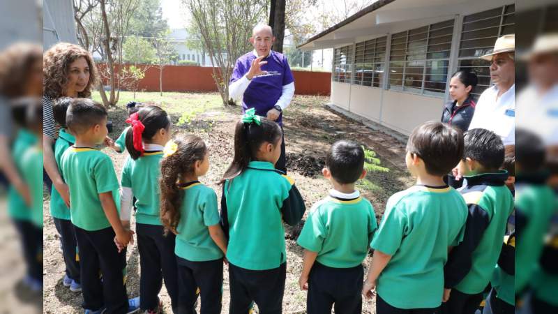Escuelas de Michoacán plantan y adoptan árboles para cuidarlos; la meta, llegar al millón de adopciones: SEE - Foto 1 