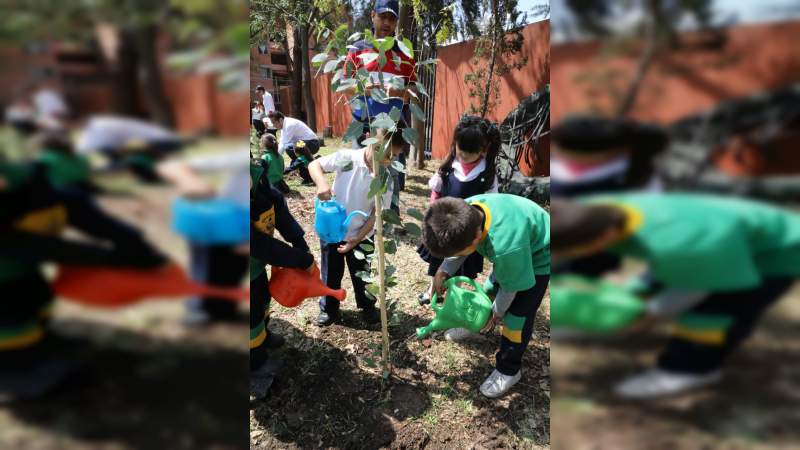 Escuelas de Michoacán plantan y adoptan árboles para cuidarlos; la meta, llegar al millón de adopciones: SEE - Foto 2 