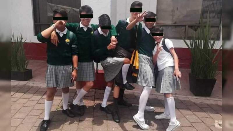 Alumnos de la Ciudad de México acuden a la secundaria con falda 