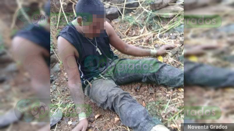 Detienen a cinco que trasladaban a muerto en vehículo en Aguililla, Michoacán - Foto 1 