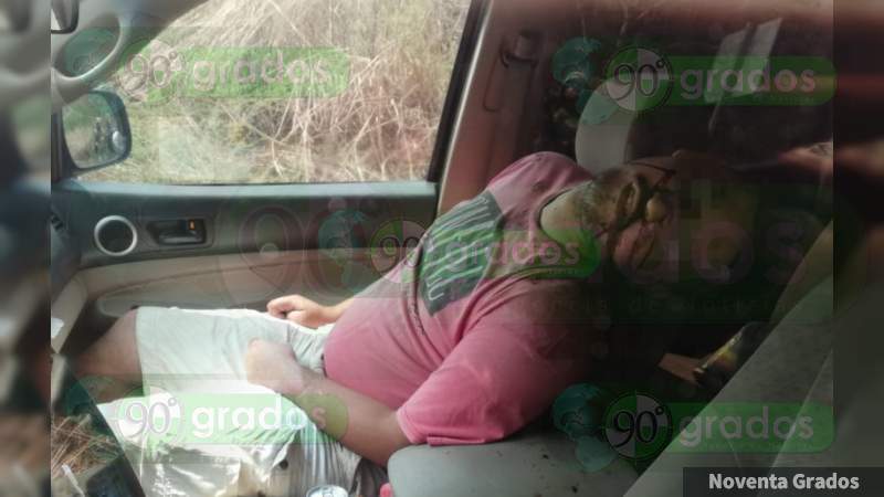 Detienen a cinco que trasladaban a muerto en vehículo en Aguililla, Michoacán - Foto 3 