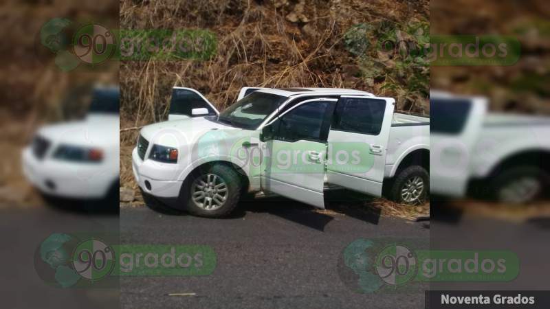 Detienen a cinco que trasladaban a muerto en vehículo en Aguililla, Michoacán - Foto 5 