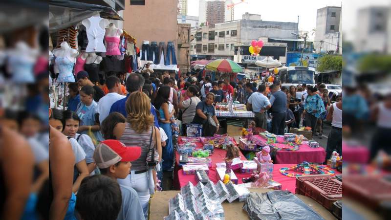 En Apatzingán, cada vez son más los comerciantes que debido a la crisis dejan la formalidad para trabajar ahora en la informalidad 
