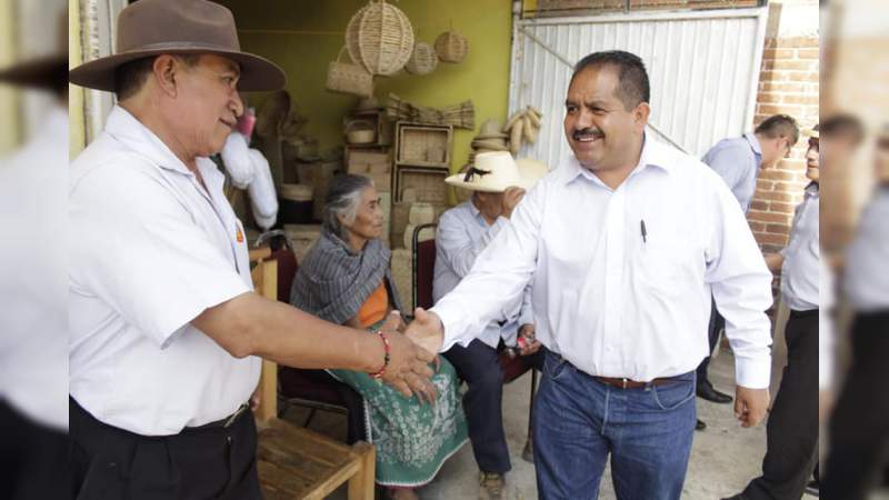 Entrega Lupillo Aguilera tinacos y materiales de construcción en Ihuatzio - Foto 0 