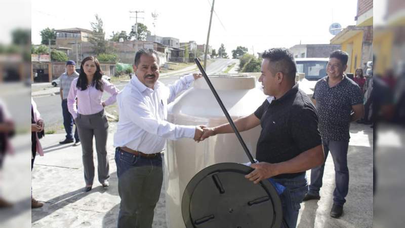 Entrega Lupillo Aguilera tinacos y materiales de construcción en Ihuatzio - Foto 1 