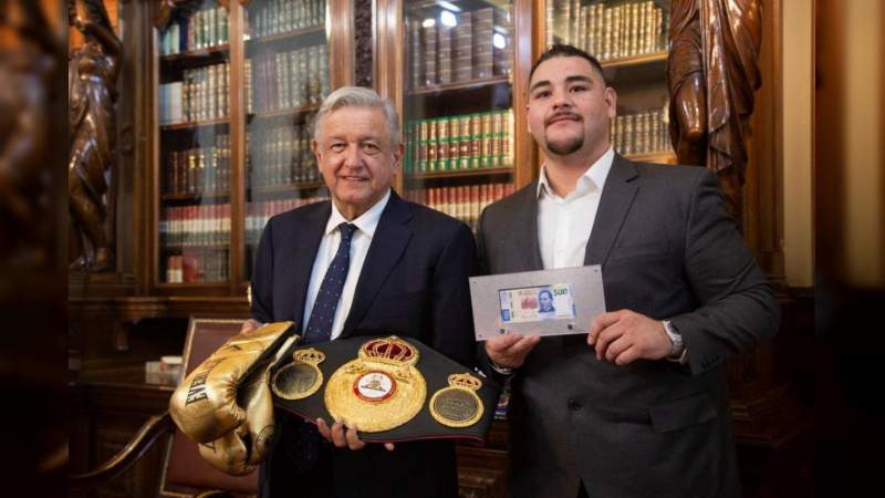 AMLO obsequia billete de 500 pesos a Andy Ruiz 