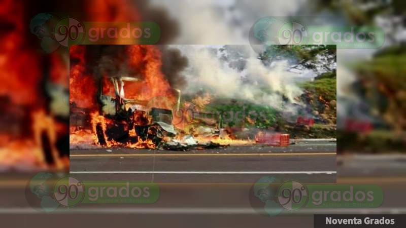 Se registra accidente en la autopista Pátzcuaro-Cuitzeo, un tráiler se incendia - Foto 0 