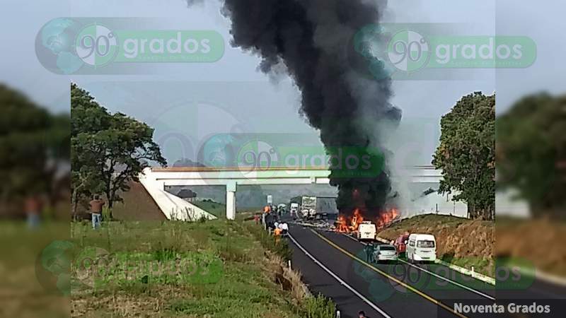 Se registra accidente en la autopista Pátzcuaro-Cuitzeo, un tráiler se incendia - Foto 1 