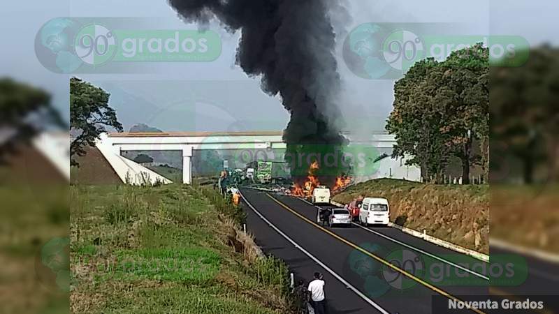 Se registra accidente en la autopista Pátzcuaro-Cuitzeo, un tráiler se incendia - Foto 2 
