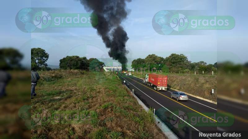 Se registra accidente en la autopista Pátzcuaro-Cuitzeo, un tráiler se incendia - Foto 3 