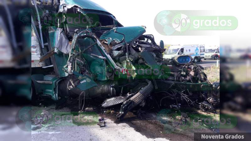 Choque entre tráiler y un Torton, deja tres personas lesionadas - Foto 0 