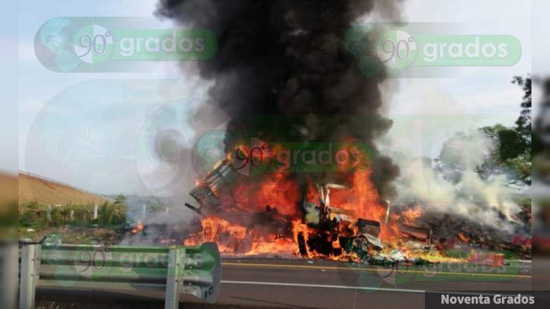 Choque entre tráiler y un Torton, deja tres personas lesionadas - Foto 2 