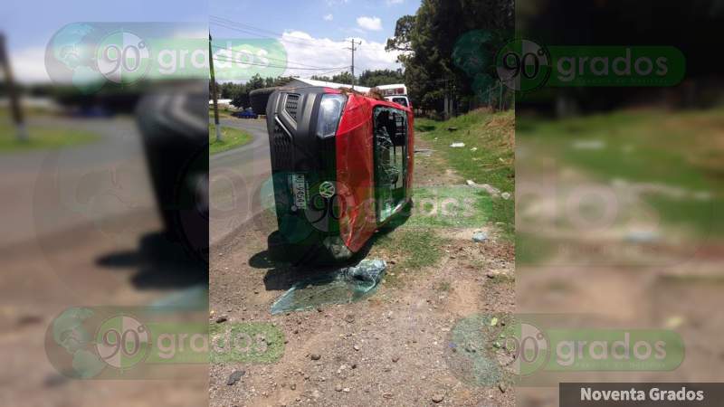 Volcadura de camioneta deja un lesionado en Tacámbaro 